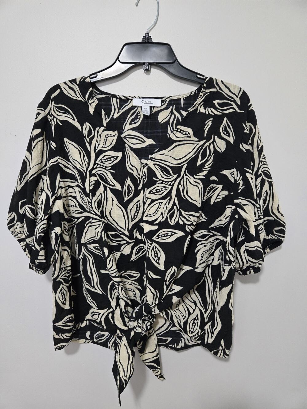 C by one Women's Large black floral thin v-neck tied short sleeve blouse